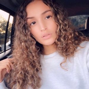 Meet your Posher, Zaira